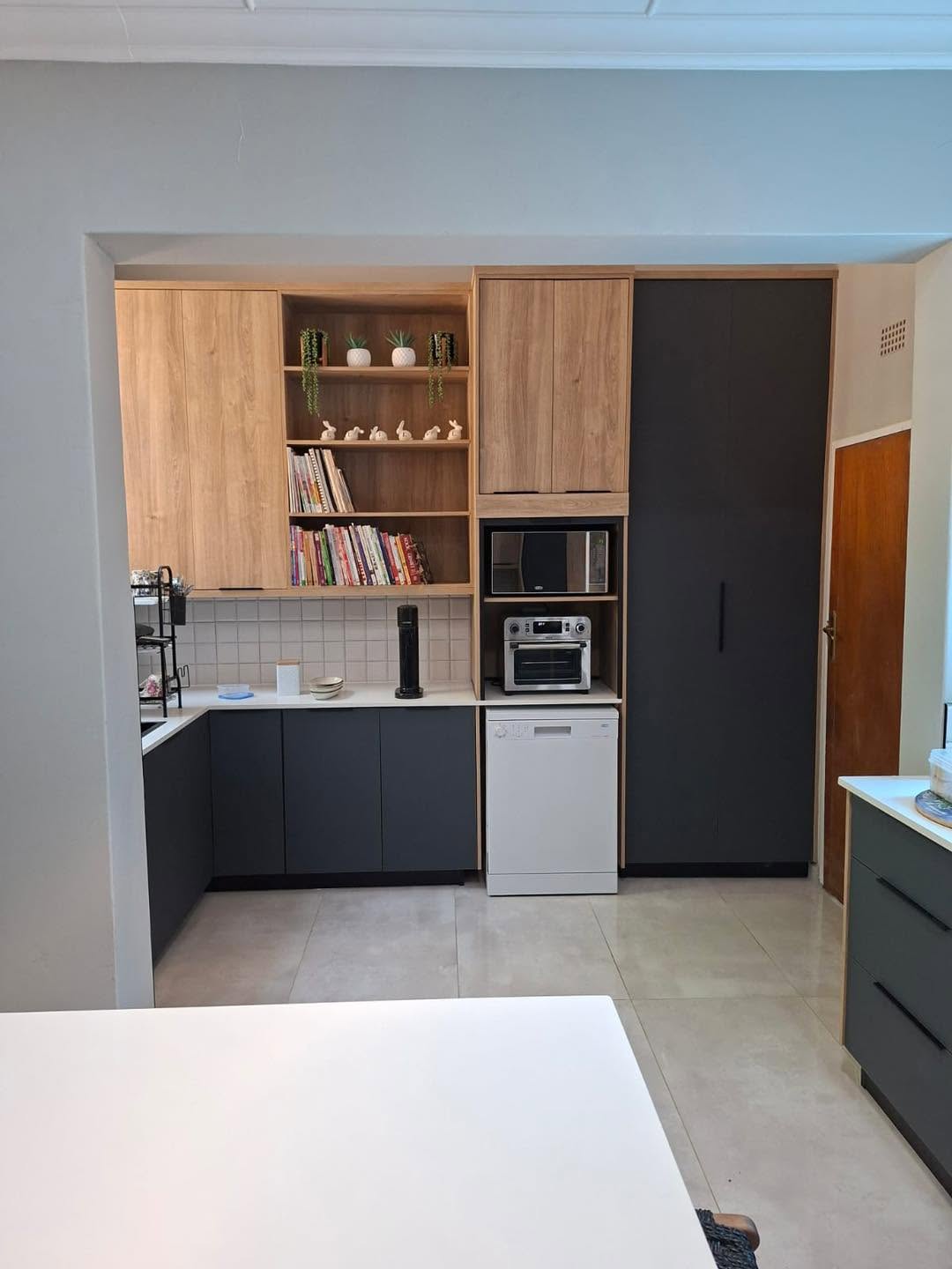 Compact two-tone kitchen with oak and graphite finishes